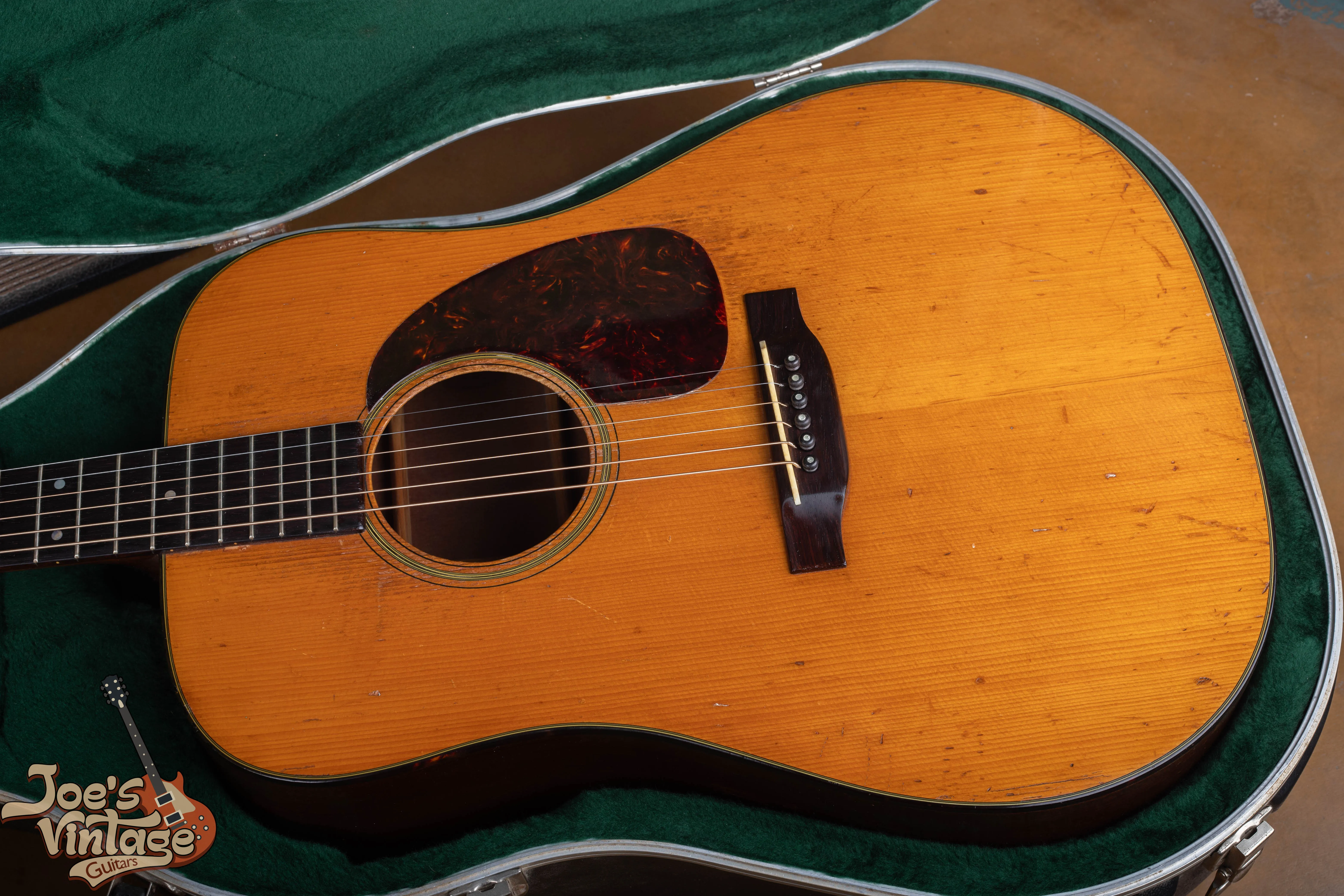 1953 Martin D-18 top showing a tortoise-pattern pickguard and lacquer relationship