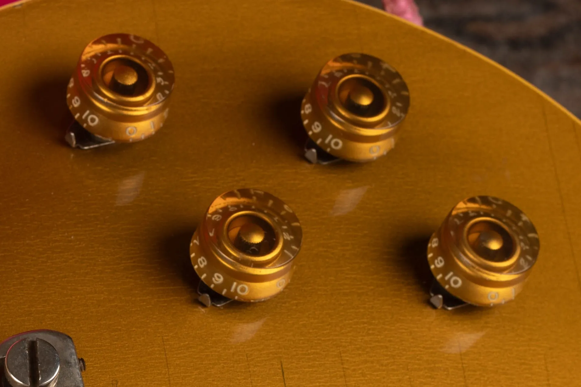 1954 Gibson Les Paul Goldtop original barrel-style amber speed knobs with metal finger bleeder pointer washers, not bonnet or top-hat style