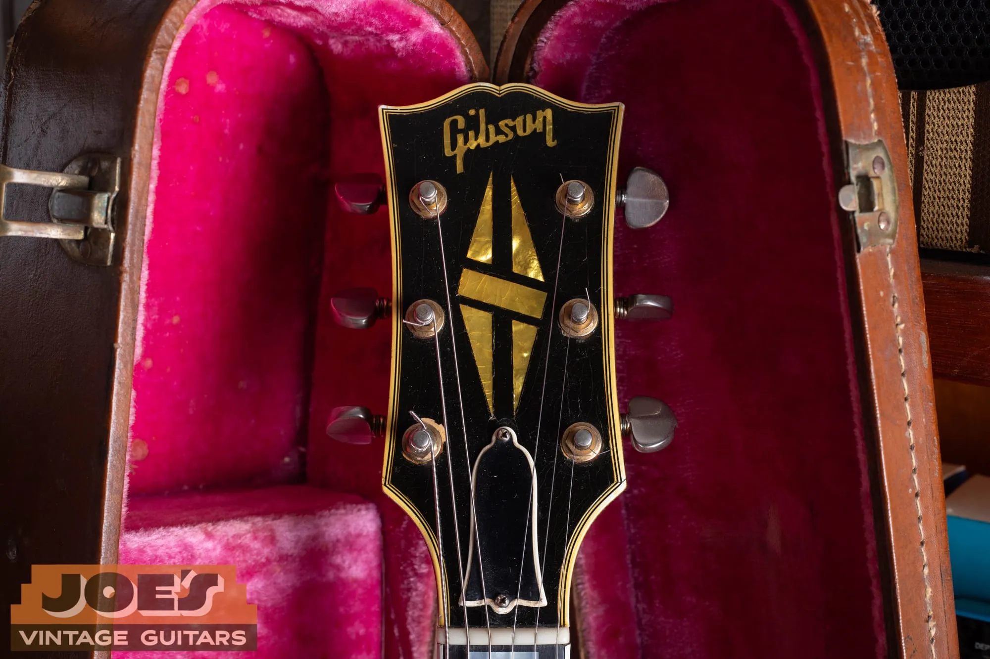 Split-diamond pearl headstock inlay and gold Gibson logo on a black multi-bound headstock of a 1959 Gibson ES-355.
