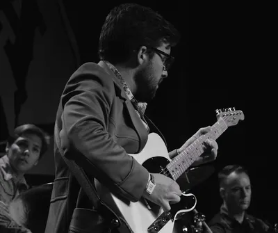Joe Dampt playing guitar