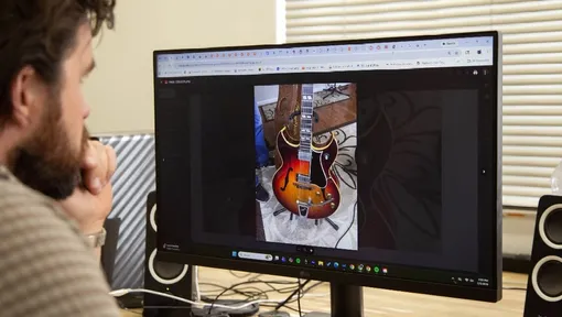 Joe Dampt reviewing Gibson Barney Kessel guitar