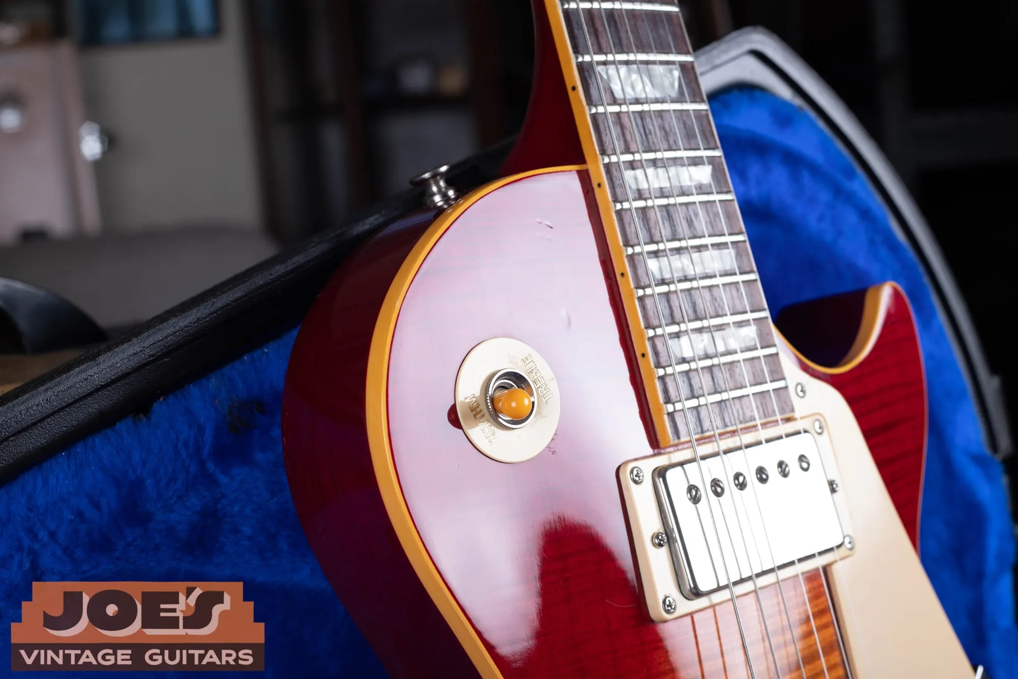 Gold Rhythm and Treble poker chip around the pickup selector toggle of a Gibson Aldo Nova Les Paul XPL, with an amber toggle tip and amber top-hat knobs.