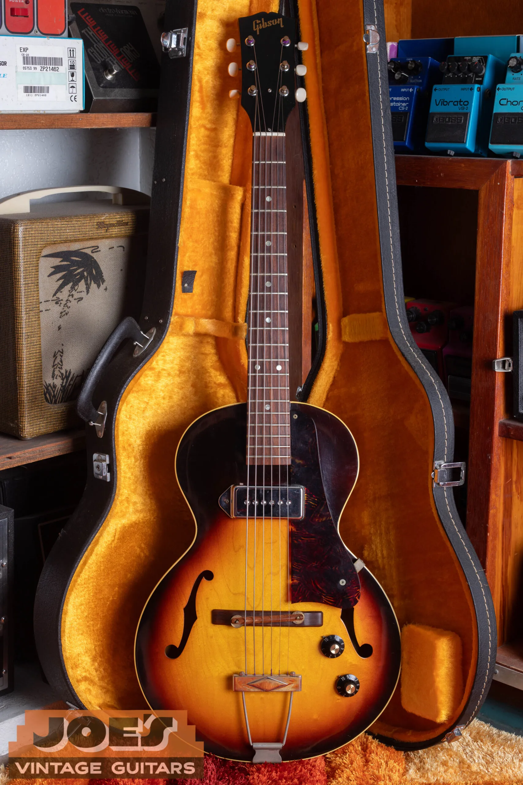 Gibson ES-125 3/4 short-scale student model showing the shorter neck and smaller body compared to a full-size ES-125