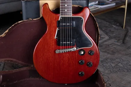 Double-cutaway Gibson Les Paul Special in cherry finish