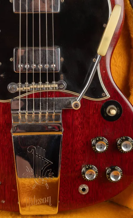Lyre vibrola with decorative lyre-shaped backplate on a Gibson SG-body Les Paul
