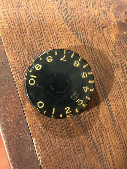 Gibson speed knob from 1946 to 1955, early examples have no numbers, later examples are numbered 1 through 10