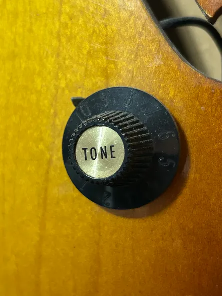 Gibson witch hat knob from 1967 to 1975, the tall pointed knob with gold or silver top used during the late 1960s and early Norlin era