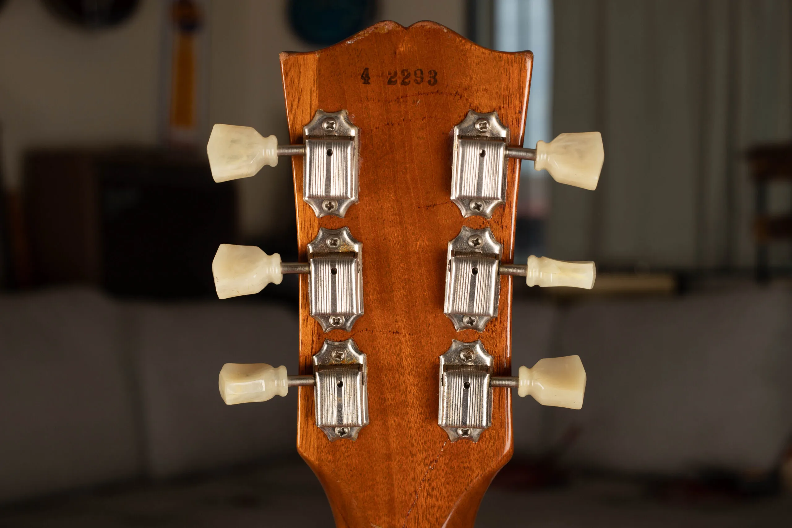 1954 Gibson Les Paul Goldtop back of headstock showing no-line Kluson single-ring tuners with plain gear covers and cream tulip buttons