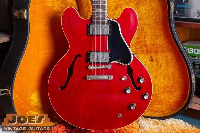 1962 Gibson ES-335 in cherry red, a transitional-year semi-hollow body electric guitar appraised by Joe’s Vintage Guitars