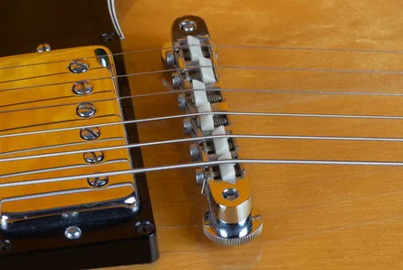 Wired ABR-1 Tune-O-Matic bridge with a thin retaining wire along the saddle backs, used mid-1962 to 1974